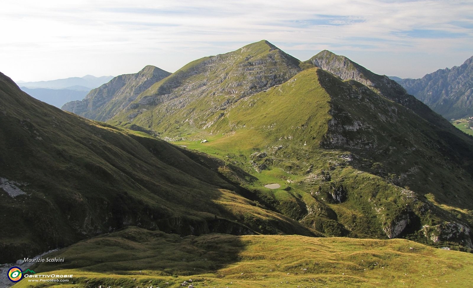 09 Il panorama verso la zona del Foppazzi - Grem....JPG